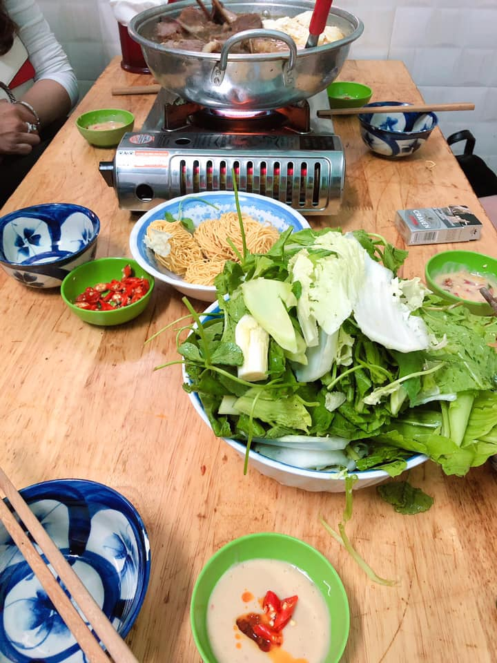 Lẩu Bò Quán Gỗ là địa điểm nổi tiếng phù hợp cho gia đình bạn vào dịp cuối tuần.