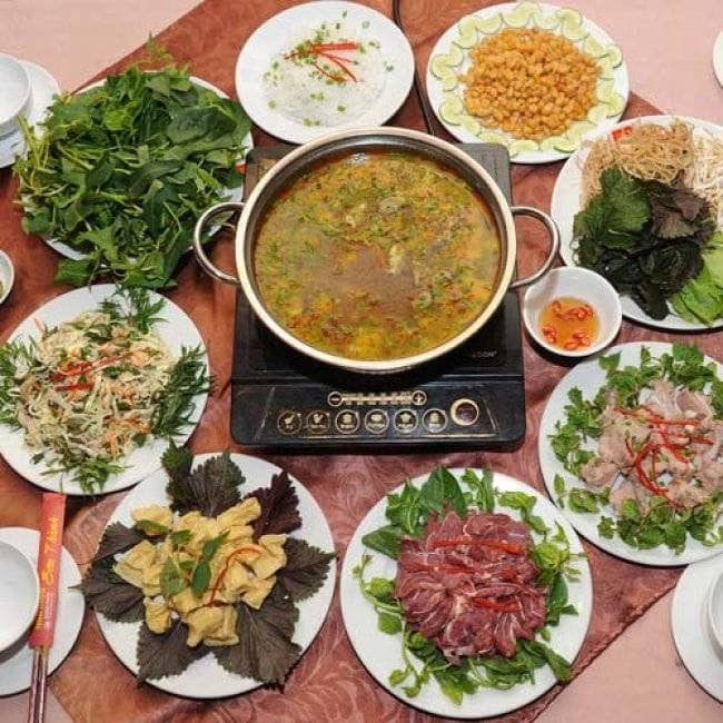 Nồi lẩu dê đầy đủ gia vị