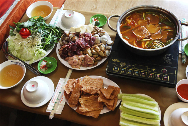 Bàn lẩu đầy đủ