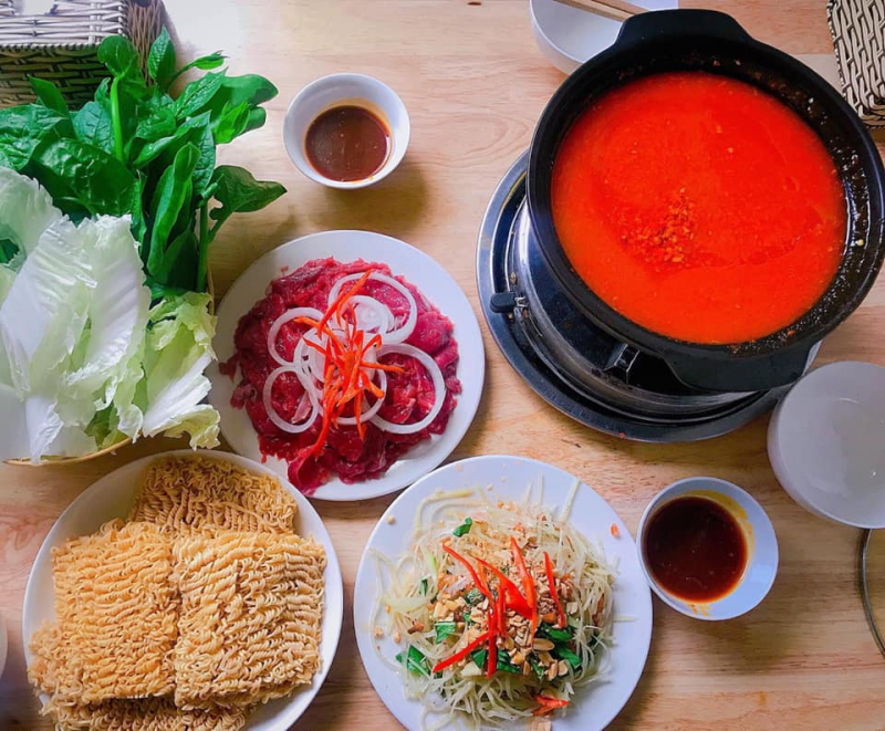 Tiệm ăn Nhà Táo Đỏ
