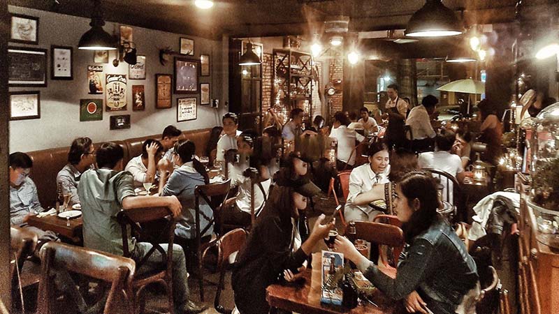 Không gian đông đúc tại quán