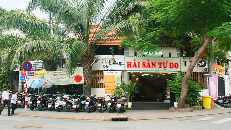 Khung cảnh bên ngoài nhà hàng