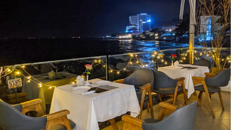 View biển tuyệt đẹp tại nhà hàng Ocean House