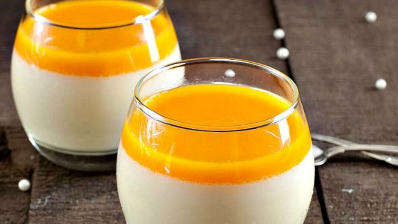 Hoàn thành món panna cotta xoài