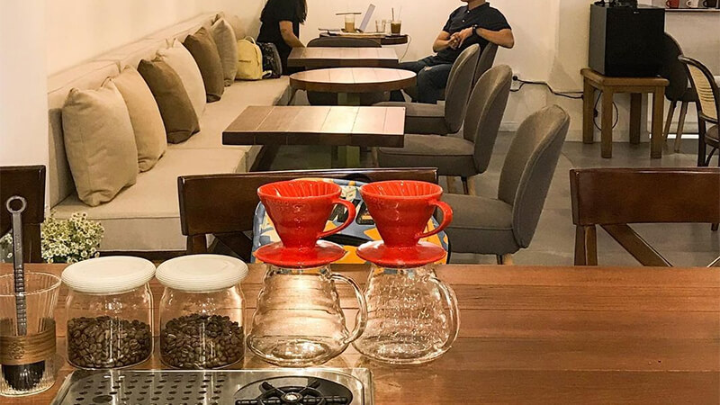 Điểm nhấn là quầy bar được bày trí bắt mắt với các dụng cụ cafe vô cùng đa dạng