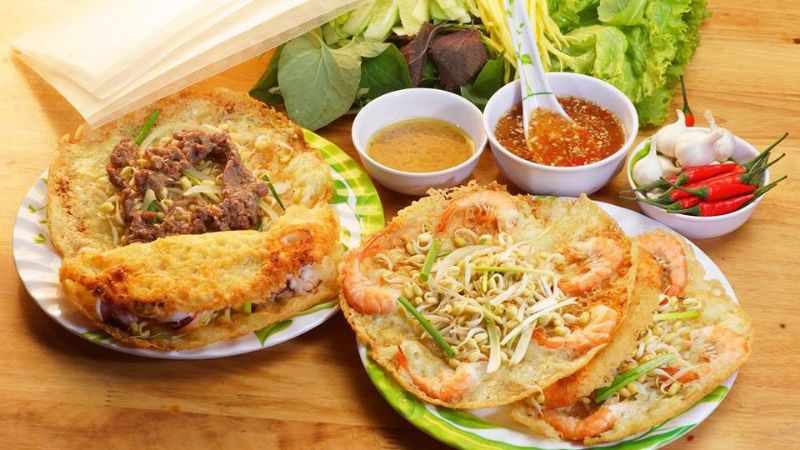 Món bánh xèo tôm nhảy đặc trưng của quán