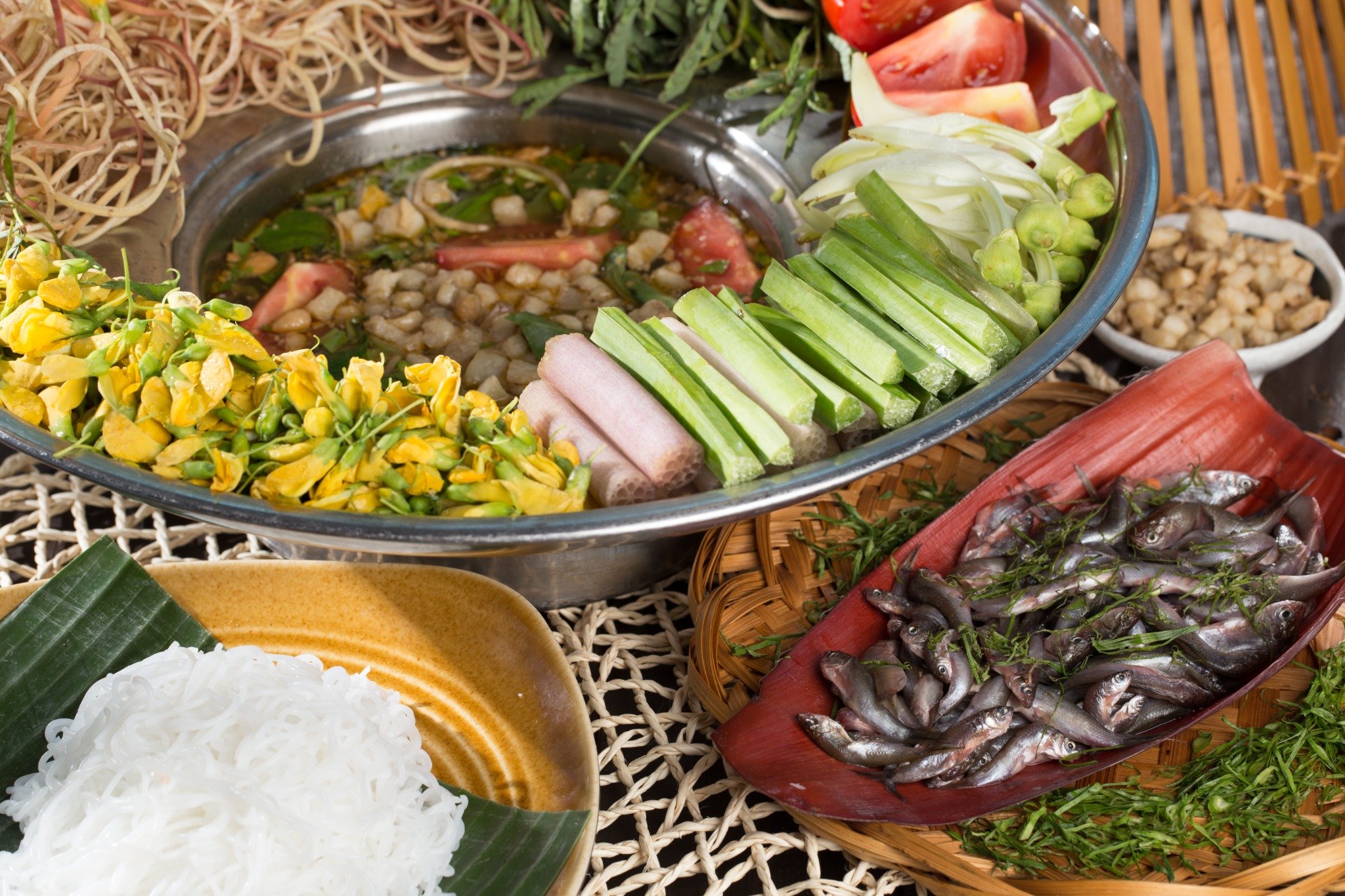 Lẩu cá linh - Bông điên điển nhỏ - Lẩu mắm cá linh ở Hà Nội – Nhà hàng Phương Nam
